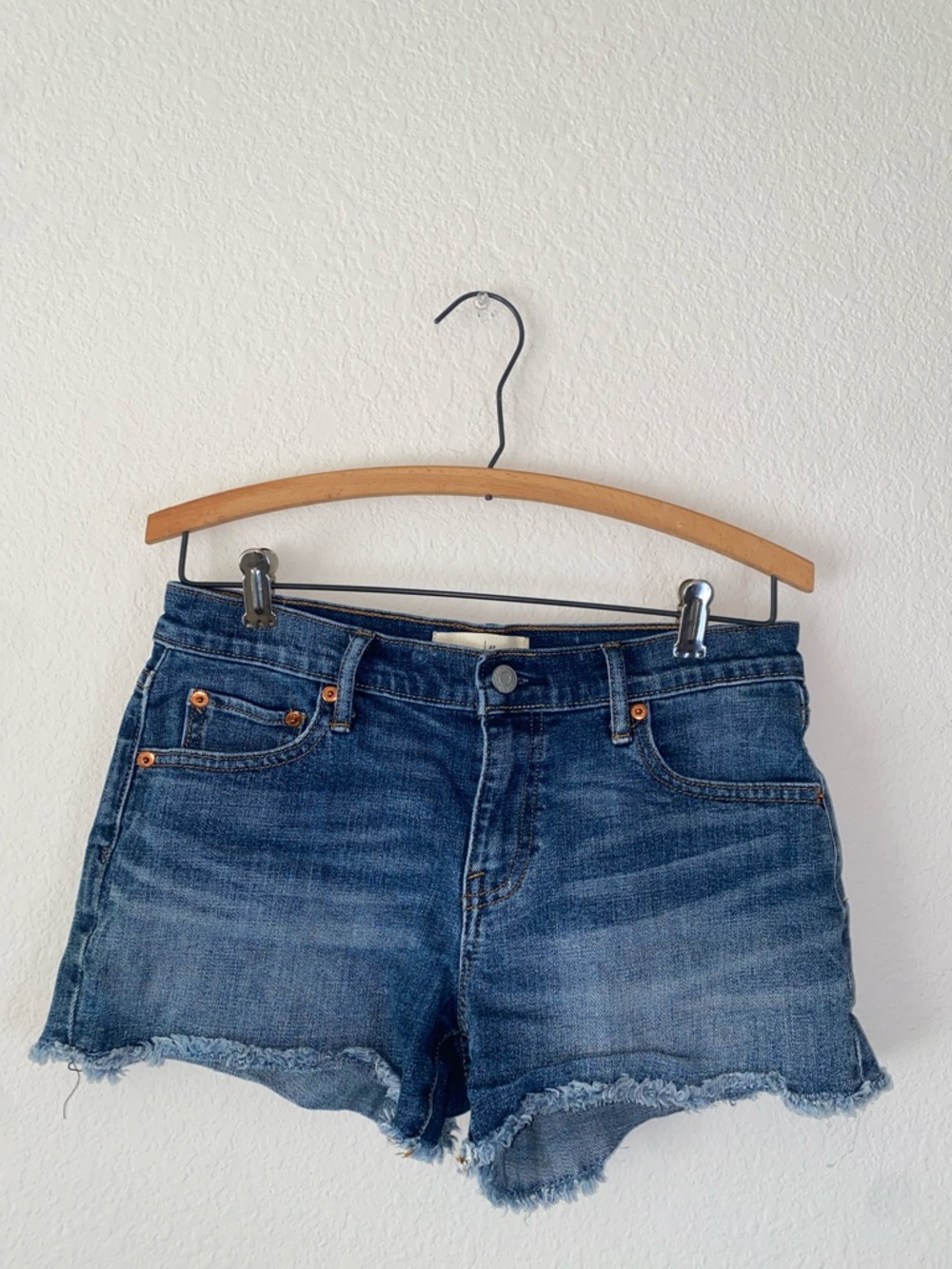 🛍️GAP 3” denim jean shorts! - Picture 1 of 9